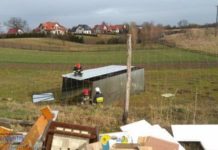 Skutki silnego wiatru: Powalone drzewa, porwany garaż „blaszak” i uszkodzony dach nad balkonem