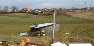 Skutki silnego wiatru: Powalone drzewa, porwany garaż „blaszak” i uszkodzony dach nad balkonem