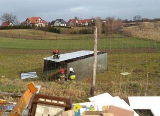 Skutki silnego wiatru: Powalone drzewa, porwany garaż „blaszak” i uszkodzony dach nad balkonem