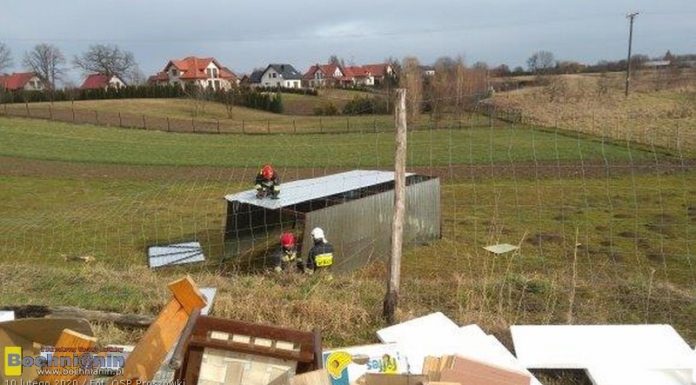 Skutki silnego wiatru: Powalone drzewa, porwany garaż „blaszak” i uszkodzony dach nad balkonem