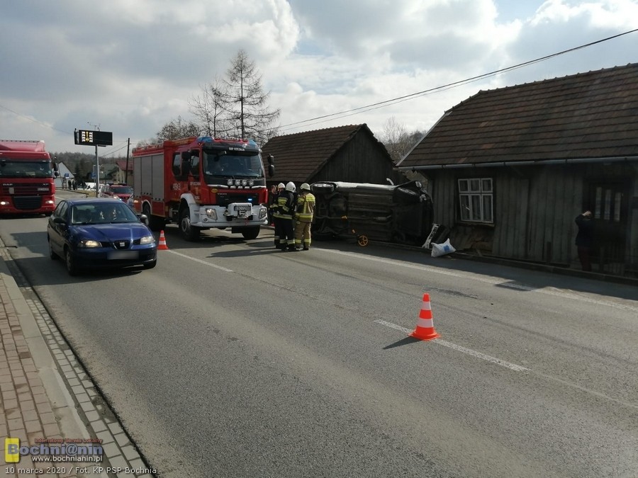 Wypadek w Łapczycy. Nissan wjechał w dom ZDJĘCIA