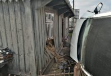 Wypadek w Łapczycy. Nissan wjechał w dom – ZDJĘCIA