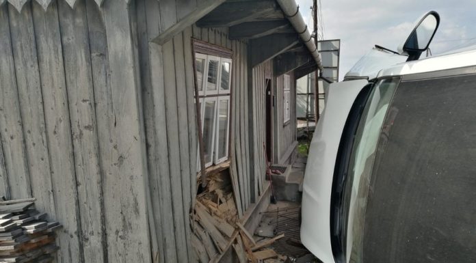 Wypadek w Łapczycy. Nissan wjechał w dom – ZDJĘCIA