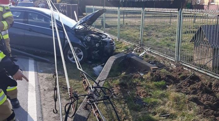 Jadowniki. Pijany kierowca wjechał w słup telefoniczny