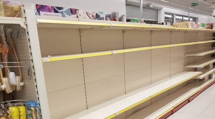 Koronawirus. Rząd zamknął szkoły, Polacy ruszyli do sklepów robić zapasy. W Brzesku zabrakło papieru toaletowego