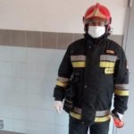 Strażacy dostarczają żywność dla osób będących w kwarantannie