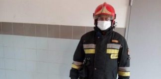 Strażacy dostarczają żywność dla osób będących w kwarantannie