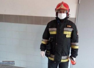 Strażacy dostarczają żywność dla osób będących w kwarantannie