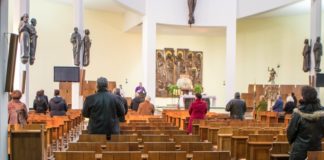 Koronawirus. Na niedzielnych mszach w Bochni niewielu wiernych