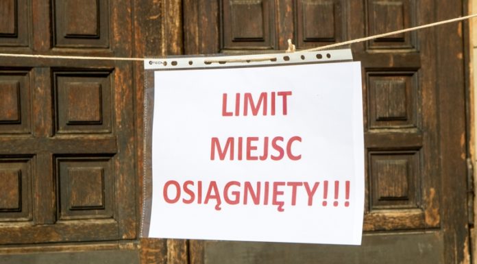 Brzesko: Sanepid nałożył karę na parafię, w której złamano obostrzenia, proboszcz odwołał się