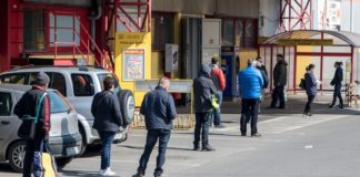 Z domu tylko pojedynczo? Obostrzenia w sklepach? Dziś premier ma ogłosić nowe zasady w związku epidemią