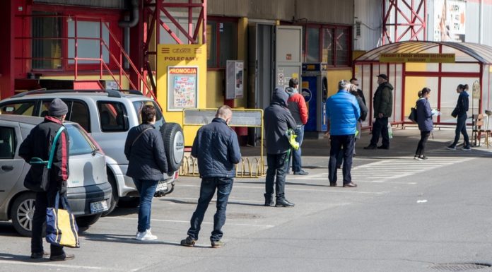 Z domu tylko pojedynczo? Obostrzenia w sklepach? Dziś premier ma ogłosić nowe zasady w związku epidemią