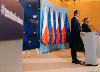 Premier: apeluję do samorządowców o wdrażanie ograniczeń, by ograniczyć epidemię