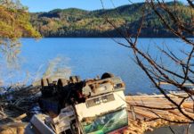 Czchów. Ciężarówka wpadła do jeziora. Kierowca miał dużo szczęścia – ZDJĘCIA