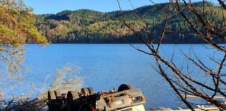 Czchów. Ciężarówka wpadła do jeziora. Kierowca miał dużo szczęścia – ZDJĘCIA