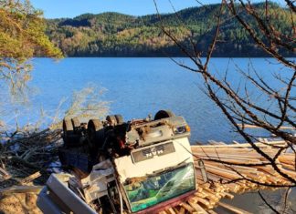 Czchów. Ciężarówka wpadła do jeziora. Kierowca miał dużo szczęścia – ZDJĘCIA