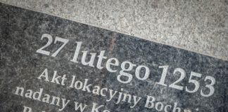 Bochnia. Tabliczka na „ścieżce historycznej” – jeden błąd poprawiono na inny?