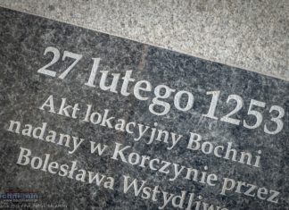 Bochnia. Tabliczka na „ścieżce historycznej” – jeden błąd poprawiono na inny?