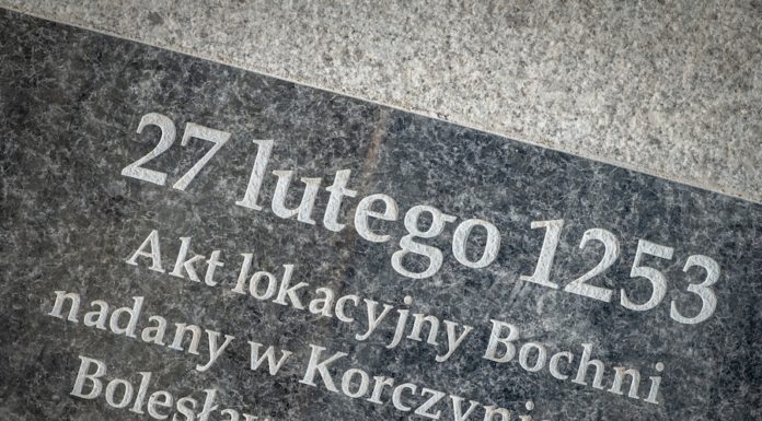 Bochnia. Tabliczka na „ścieżce historycznej” – jeden błąd poprawiono na inny?