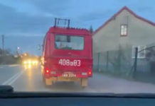 Krzeczów. Strażacy jeżdżą po wsi i apelują by w niedzielę nie iść na msze – WIDEO