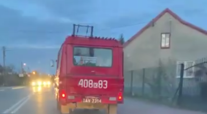 Krzeczów. Strażacy jeżdżą po wsi i apelują by w niedzielę nie iść na msze – WIDEO