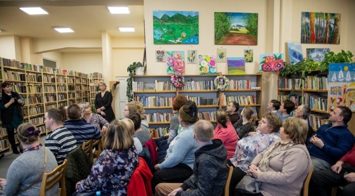 Biblioteka: Wystawa prac uczestników Środowiskowego Domu Samopomocy w Tomaszkowicach – ZDJĘCIA