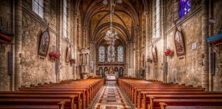 W niedzielę na mszy maksymalnie 50 osób. Zakaz zgromadzeń publicznych