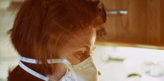 Lekarze: narażone są wszystkie osoby starsze, nawet te czujące się dobrze