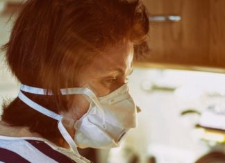 Lekarze: narażone są wszystkie osoby starsze, nawet te czujące się dobrze