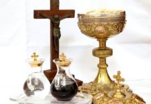 Biskup tarnowski: W związku z pandemią dyspensa od obowiązku uczestnictwa w mszy