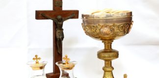 Biskup tarnowski: W związku z pandemią dyspensa od obowiązku uczestnictwa w mszy