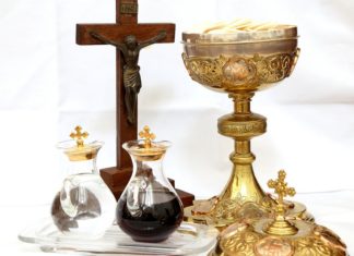 Biskup tarnowski: W związku z pandemią dyspensa od obowiązku uczestnictwa w mszy