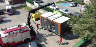 Bochnia. Ludzie wspierają ratowników. Już nie tylko maseczki – dziś dostali… kontener! – WIDEO