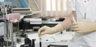 Wykrywanie koronawirusa. Ministerstwo zdrowia chce uruchamiać laboratoria w szpitalach