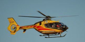 Wypadek na budowie hali sportowej w Łapczycy. Robotnik w stanie krytycznym – WIDEO