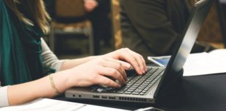 Samorządy dostaną pieniądze na laptopy dla uczniów i nauczycieli. Wystarczy złożyć wniosek