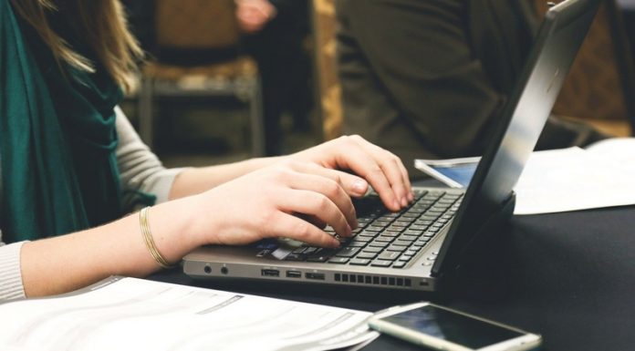 Samorządy dostaną pieniądze na laptopy dla uczniów i nauczycieli. Wystarczy złożyć wniosek