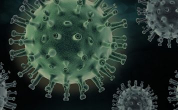 Policja: To mit, że młodzi ludzie nie chorują; zostańcie w domu!