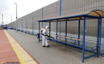 Rzezawa. Strażacy zdezynfekowali wiaty przystankowe