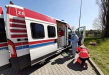 Medycy skoszarowani przy DPS. Sytuacja coraz bardziej pod kontrolą