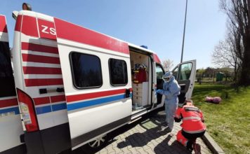 Medycy skoszarowani przy DPS. Sytuacja coraz bardziej pod kontrolą