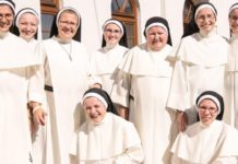 Koronawirus. Siostry dominikanki ruszyły z pomocą do DPS w Bochni. Są też inni wolontariusze i darczyńcy