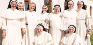 Koronawirus. Siostry dominikanki ruszyły z pomocą do DPS w Bochni. Są też inni wolontariusze i darczyńcy