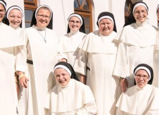 Koronawirus. Siostry dominikanki ruszyły z pomocą do DPS w Bochni. Są też inni wolontariusze i darczyńcy