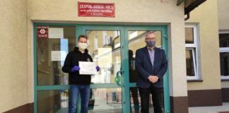 Maturzyści z ZS Nr 3 pieniądze przeznaczone na wycieczkę przekazali do DPS. Wsparli też szpital