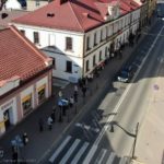 Bochnia. Kolejka po darmowe maseczki w magistracie – WIDEO