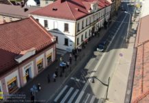 Bochnia. Kolejka po darmowe maseczki w magistracie – WIDEO