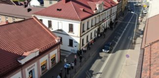 Bochnia. Kolejka po darmowe maseczki w magistracie – WIDEO