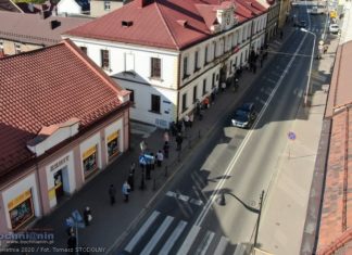 Bochnia. Kolejka po darmowe maseczki w magistracie – WIDEO