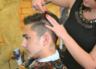 Od 26 kwietnia złagodzenie obostrzeń: otwarte salony fryzjerskie i kosmetyczne oraz częściowy powrót dzieci do szkół